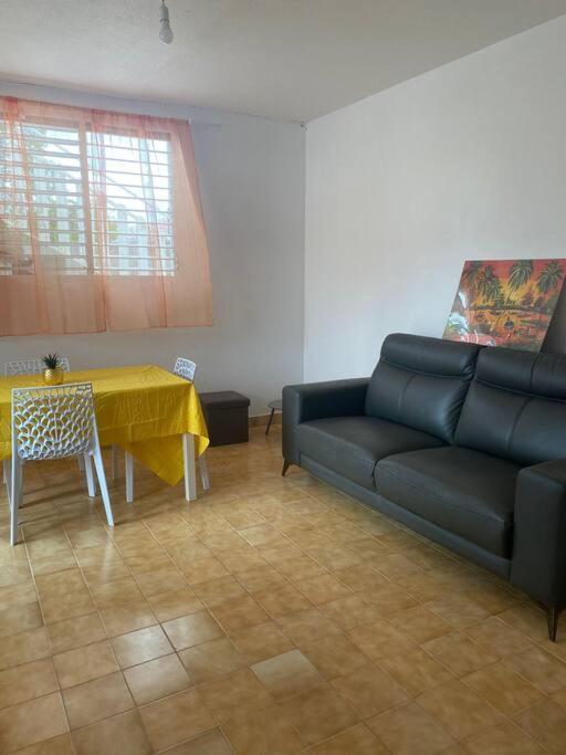 Appartement A Proximite De La Plage Du Bourg ! Сент-Анн Экстерьер фото